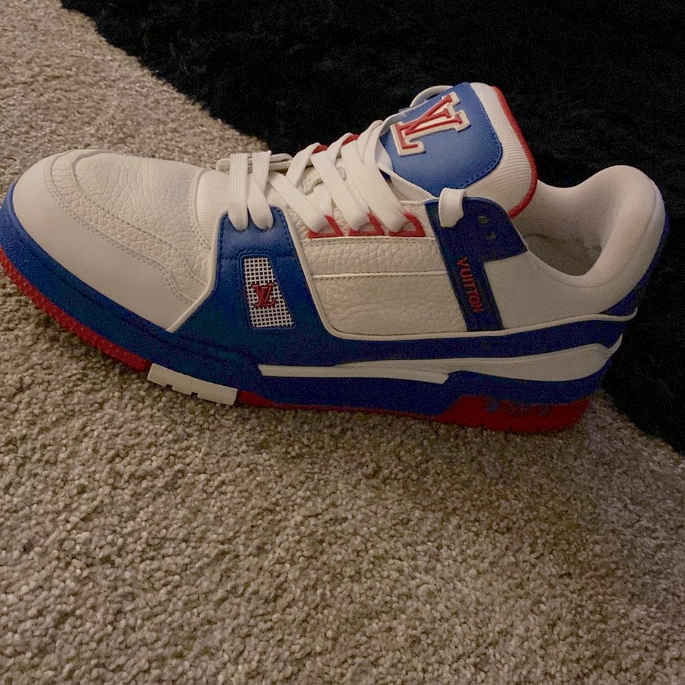 Lv sneakers size 9.5 worn once 800$